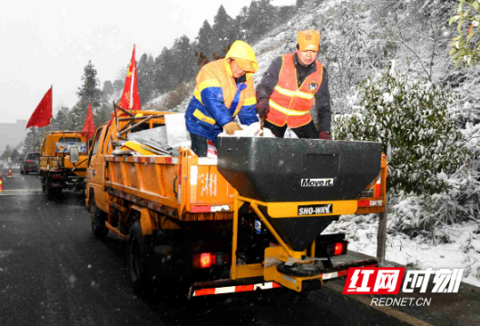 闻“雪”而动 株洲公路系统260多名 抢险队员奋战在破冰除雪一线