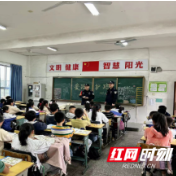 龙泉小学开展“爱路护路”宣传活动