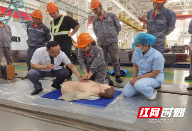 急救培训进企业 医护人员手把手教你“心肺复苏”