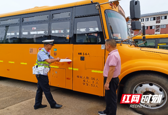 撑起“保护伞” 攸县对411辆校车开展安全检查