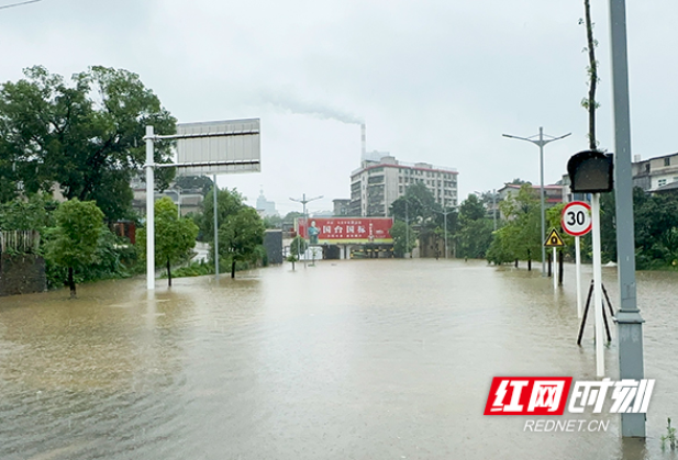 紧急抽排！株洲市新白石港路涵洞积水严重
