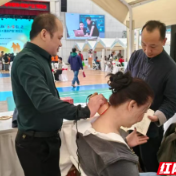 非遗养生赋能老年生活,株洲扶阳罐疗法亮相乐学敬老活动