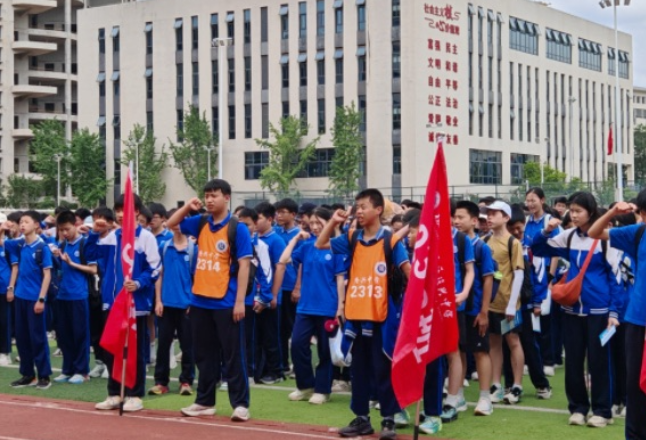 天元区隆兴中学千名师生毅行湘江畔 