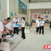 筑牢暑期卫生安全防线 石峰区开展游泳场所专项监督检查