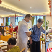 石峰区：社区医院送清凉 银龄体检暖人心
