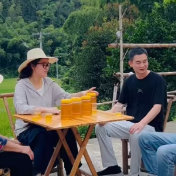 攸县莲塘坳廖公村委会助力脱贫户打开蜂蜜销路
