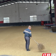 荷塘区宋家桥街道龙洲村开辟“暖心晒场”解民忧