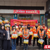 荷塘区宋家桥街道携手爱心企业为环卫工人送上冬日关怀