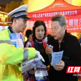 警保联动开展“一盔一带”买保险送头盔主题宣传活动