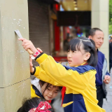 栗树山小学：美化芦淞路 师生同出力