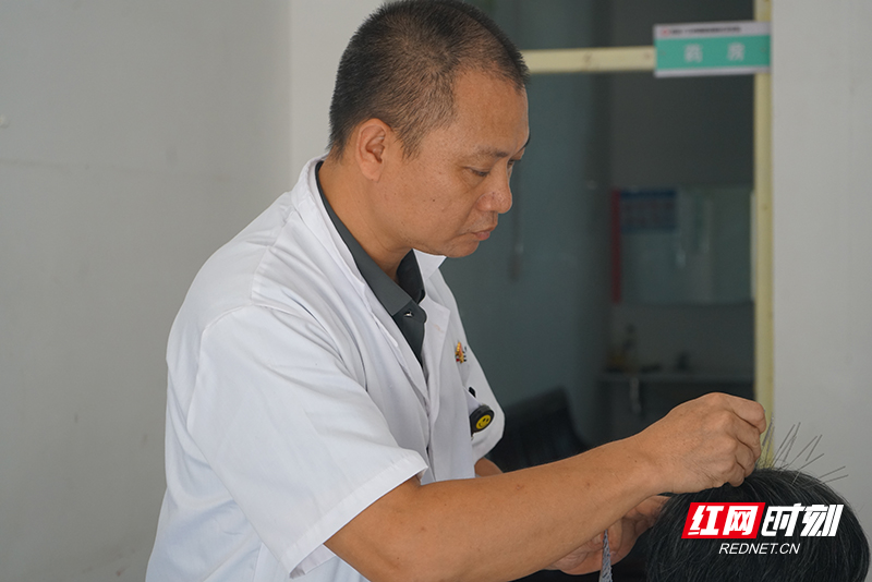 他们的医药箱③丨山路那端的生命守望 一名村医的两种“仁心”