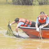 暑期安全敲警钟！男孩湘江野泳 株洲民警生死救援