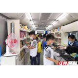 长沙图书馆流动图书车送书入校园