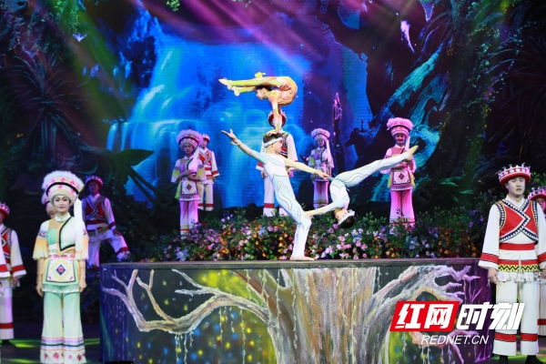文旅演艺 张家界魅力湘西。吴勇兵摄.jpg