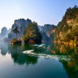 “大爱张家界”诗赛选登丨风起时 群峰拨开秋色云海 将宝峰湖涂鸦成五彩斑斓