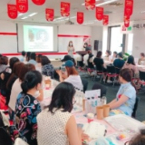 心随丝动 与爱同行 ——中荷人寿蜜丝会大连分会举办蜜丝会水拓丝巾活动