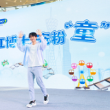 李佳航现身广州融创茂，化身江博士星店长花式宠粉
