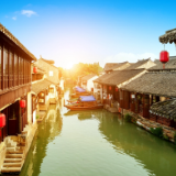 诗歌时刻丨刘晓平:小镇的前世与今生,随一叶乌篷船远去又回来