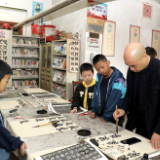 长沙县北山镇福高村第一农家书屋里办起了书法公益班