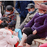 永州冷水滩区伊塘镇新圩村感人一幕：小学生志愿者为乡村老人洗脚按摩