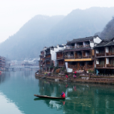 行吟诗刊丨董剑:听一段吊脚楼的往事,人间指针仿佛慢了几秒