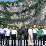 诗歌丨梁尔源：童年在这条路上追月亮，梦仍挂在峭壁之上