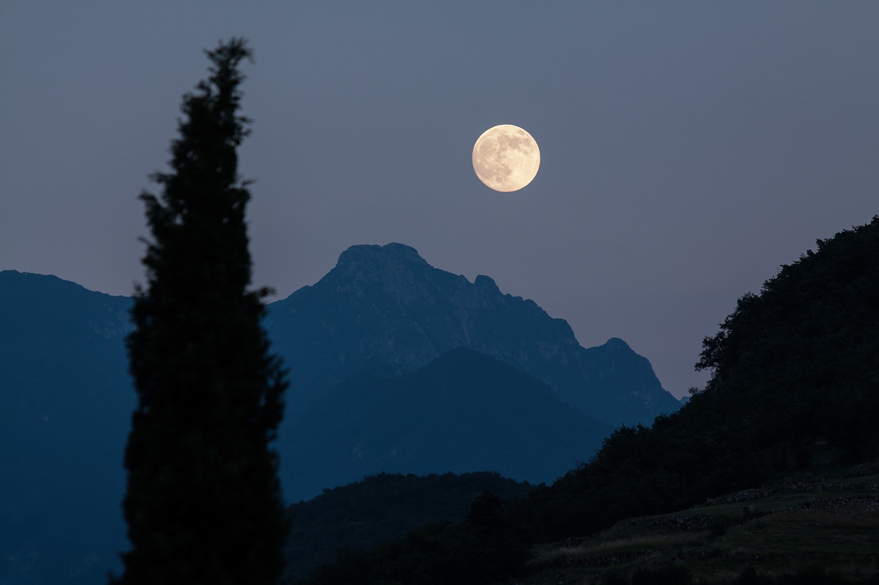 moon-182145_1280.jpg