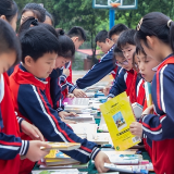 世界读书日，株洲市图书馆流动阅读服务车开进小学校园