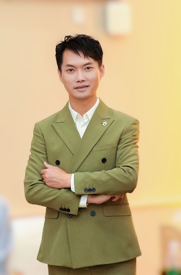 曾致_副本.jpg 曾致_副本.jpg