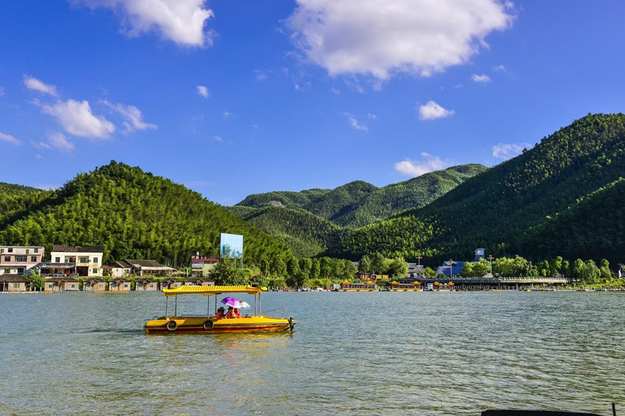 泛舟 曾志明摄_副本.jpg 泛舟 曾志明摄_副本.jpg