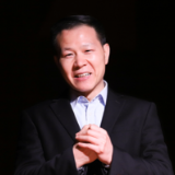 场景里的新时代 丨大爷自打自唱《就恋这把土》,太有感觉了!