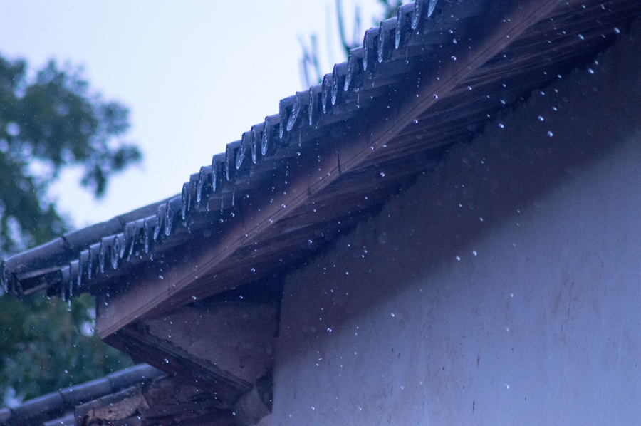千库网_屋檐下静止的雨摄影图_摄影图编号88717_副本.jpg