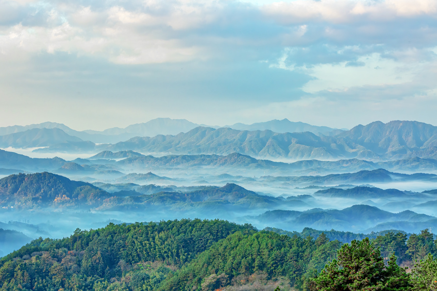 千库网_旅行山峰山区漂动摄影图配图_摄影图编号215564_副本.jpg
