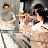 领略千年琴韵 岳阳市古琴协会一行参观岳阳楼博物馆古琴展