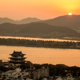 诗歌时刻丨汤凌：果子孤零零站在江岸，像是时间的主人