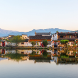 诗歌时刻丨薄小凉：今晚的月亮多好，空气里有梧桐花的甜味