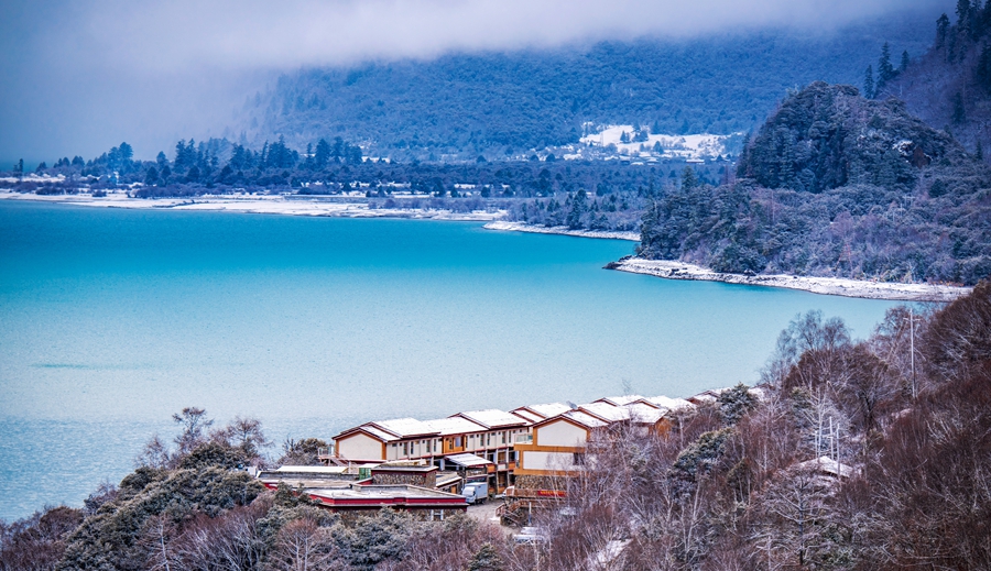 千库网_当然的午后俯瞰西藏巴松措湖岸边的建筑物及树木白雪_摄影图编号21182922_副本.jpg
