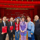 湖南花鼓戏登上新年戏曲晚会，《蔡坤山耕田》片段精彩献演