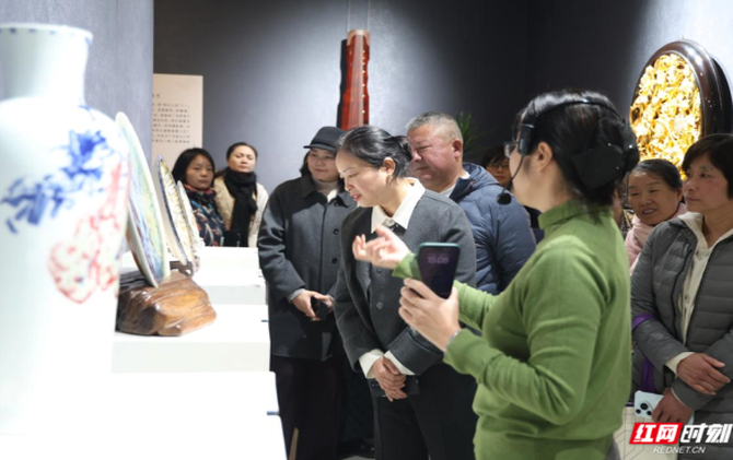 广东工艺美术交流展在长沙开幕