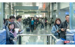 张家界口岸一周出入境旅客暴涨152% 单日客流创今年新高