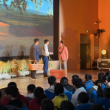 雅韵三湘丨一堂“有风景”的思政课 话剧《湘伢子雷锋》走进校园