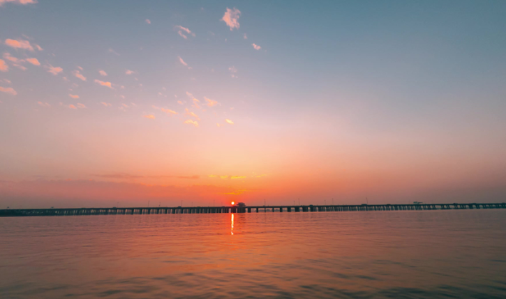 诗词丨黄小常:半壁云山镶屋外,一江风月落怀中
