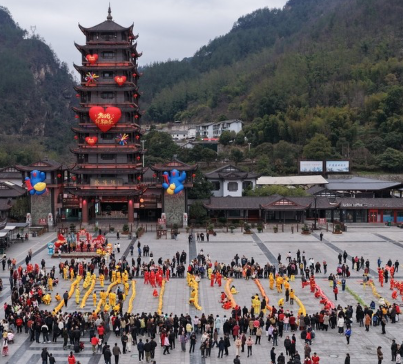 张家界武陵源30条祥龙闹元宵,中外游客惊叹连连