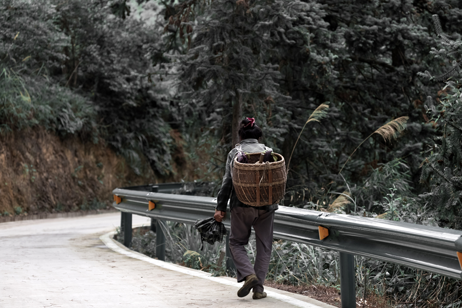 千库网_乡村公路老人背篓摄影图_摄影图编号123821_副本.jpg 千库网_乡村公路老人背篓摄影图_摄影图编号123821_副本.jpg