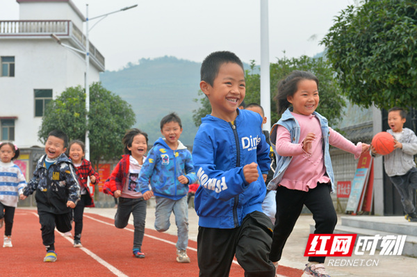 涟源市新玉峰村小学的孩子们在改造后的学校运动场上开心的奔跑_副本.jpg