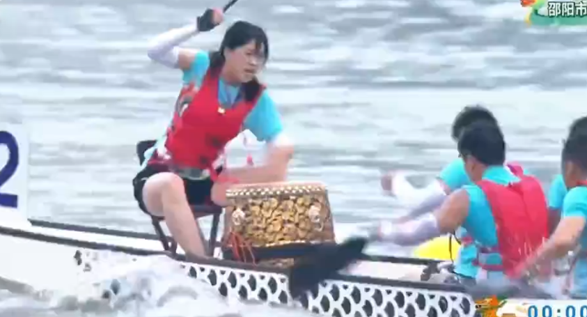 看邵阳龙舟大赛女鼓手飒爽英姿