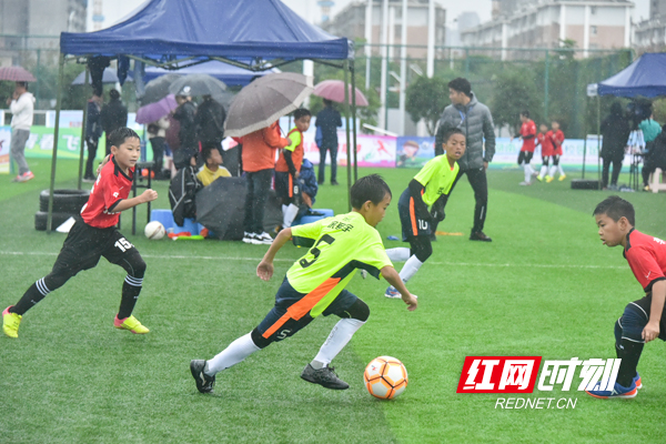 湖南省青少年校园足球夏令营在常德开幕