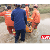 衡山：货车翻入河道 众人上演生死营救