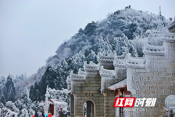 ​

红网时刻衡阳12月21日讯（通讯员 周文晋）连日来，受强冷空气影响，南岳衡山出现雾凇景观。银装素裹的世界，奇幻无比，犹如仙境。