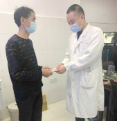衡阳一男子医院就诊遗失救命款，门诊收费员拾金不昧及时还